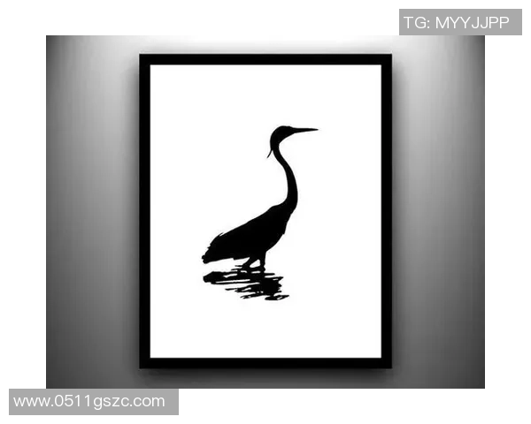 黑白风格足球明星拼图壁纸展现运动魅力与艺术之美